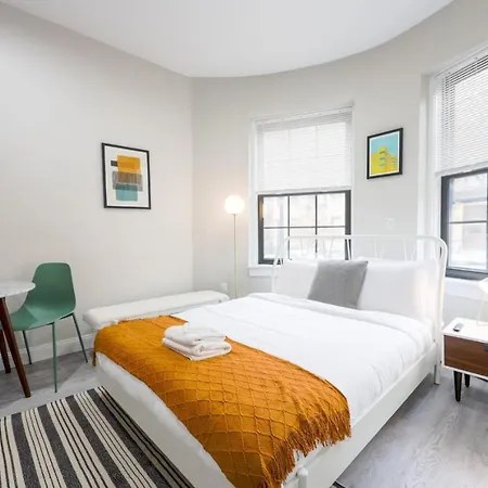 Vibrant Studio In Prudential Area